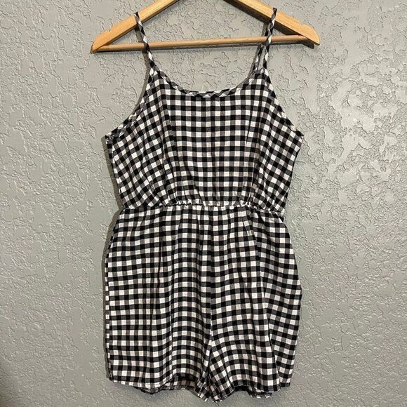 SHEIN Gingham Romper - Picture 2 of 7